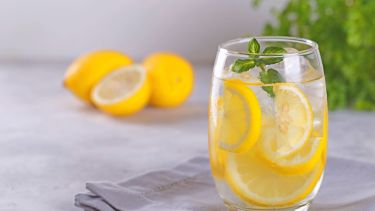 Otra creencia común es que esta bebida ayuda a adelgazar.