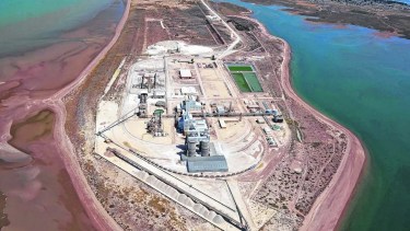 El bloqueo a la planta de Soda Solvay por parte de los camioneros se inició el lunes. Foto Archivo