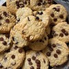 Imagen de Galletas de avena con chips de chocolate, pasas de uva y maní para darse un gustito dulce