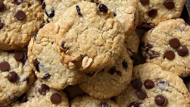 Cómo hacer galletas de avena con chips de chocolate, pasas de uva y maní
