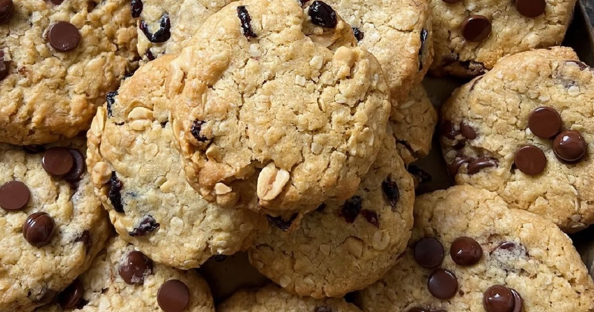 Galletas de avena con chips de chocolate, pasas de uva y maní para darse un gustito dulce