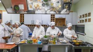 Las Grutas: 122 alumnos ensayan aún más sus platos para el evento gastro-cosecha del viernes próximo