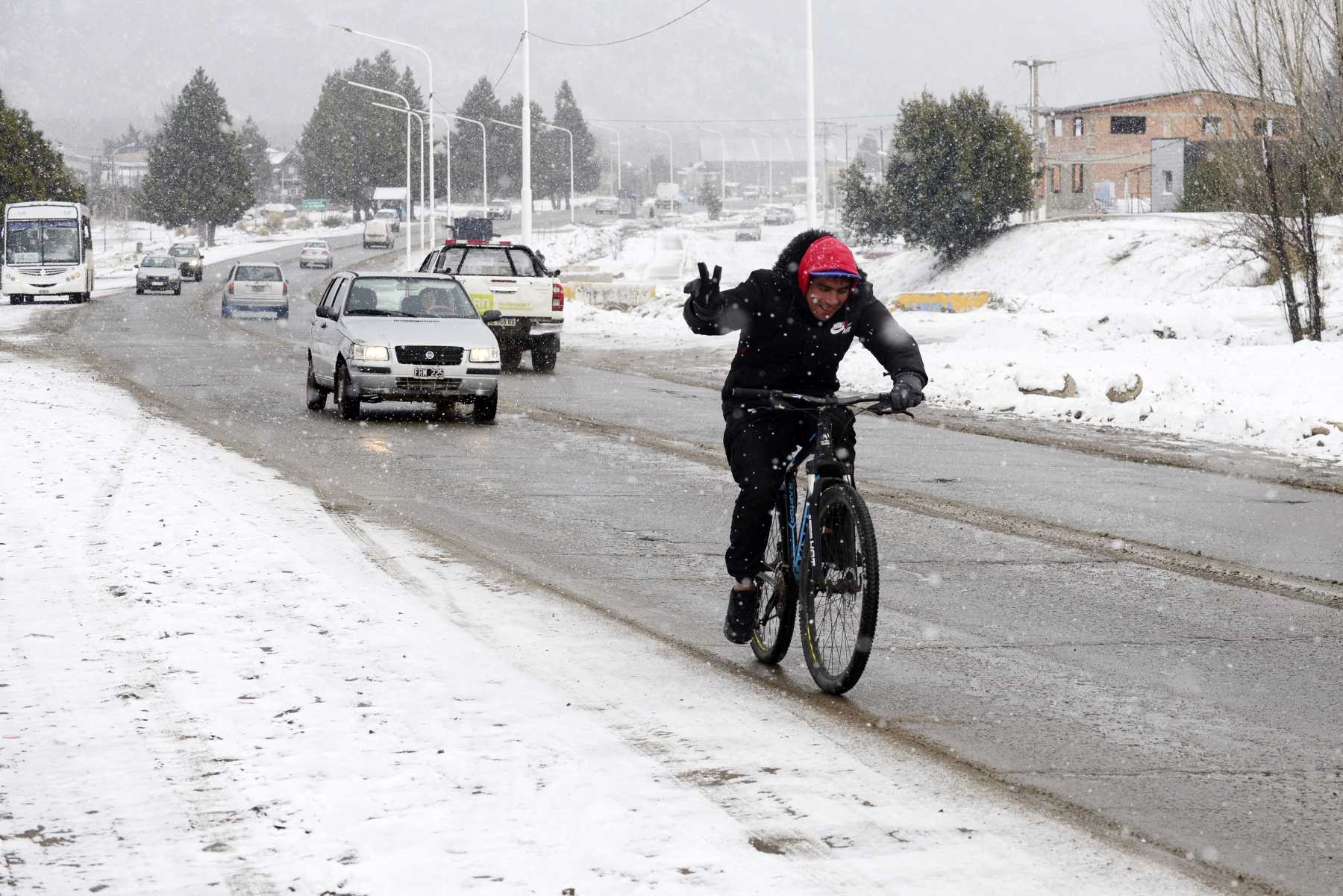 Domingo de contrastes climáticos extremos en el norte de la Patagonia: nieve en la cordillera y vientos en el Alto Valle