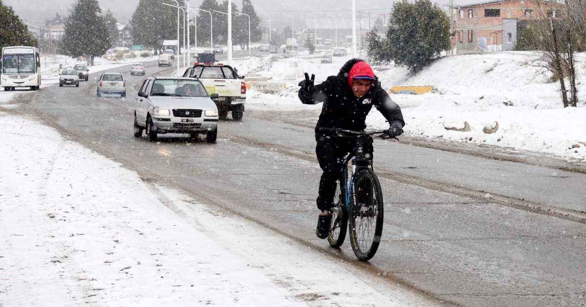 Domingo de contrastes climáticos extremos en el norte de la Patagonia: nieve en la cordillera y vientos en el Alto Valle