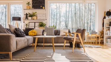 Acompañar la calefacción con soluciones naturales no solo reduce el uso de energía, sino que también transforma el hogar en un refugio más saludable y armónico.

