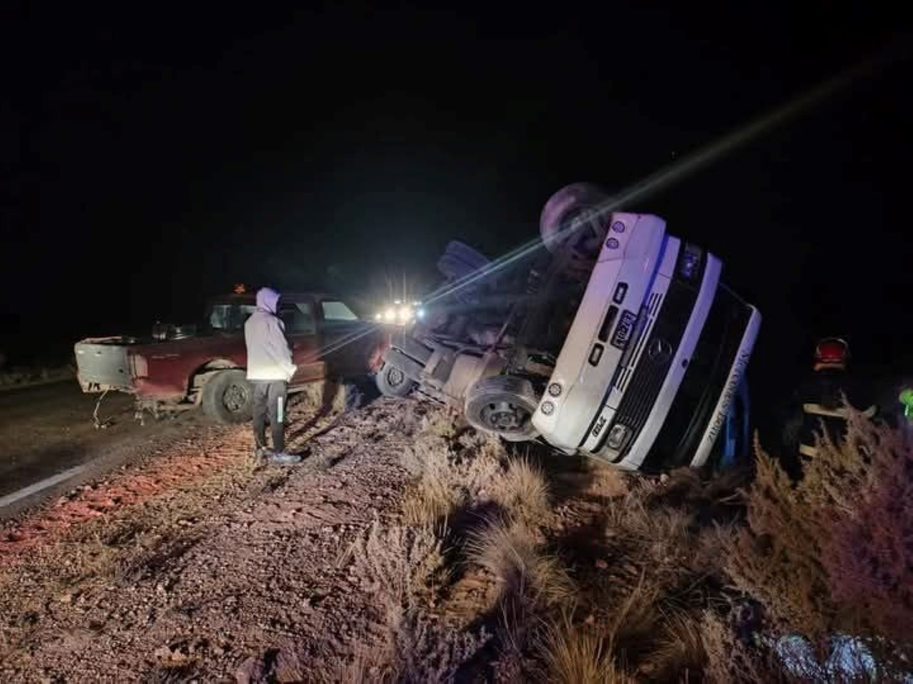 Impactante vuelco de un camión en la Ruta 151: llevaba camionetas al ...
