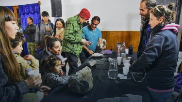 Los hallazgos fueron compartidos con la comunidad de Loncopué. Foto: Gentileza Conicet.