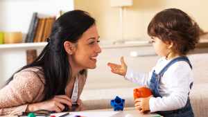 Sueldos de niñeras en mayo 2025: ¿qué deben cobrar según el convenio?