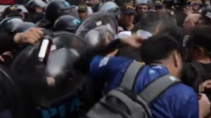 Tensión y empujones en la marcha de jubilados al Congreso: hubo varios heridos y al menos tres detenidos