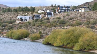 Los Girasoles está ubicado entre Dina Huapi y el río Limay, pero no pertenece al ejido. (Alfredo Leiva)