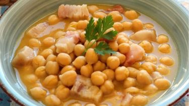 Una delicia otoñal: guiso de garbanzos, verduras y panceta para combatir el frío