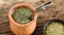 Imagen de Hierbas que podés sumar al mate para tener más energía sin recurrir al café