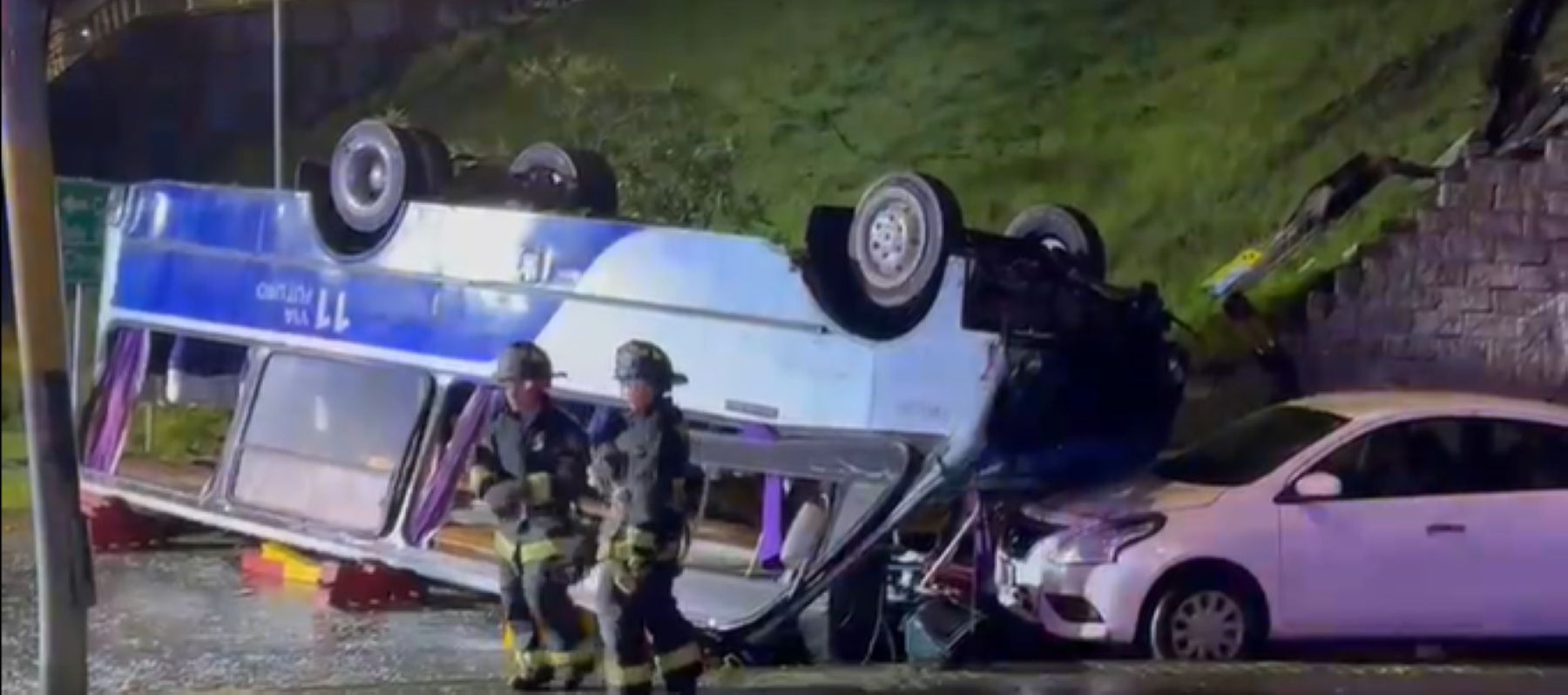 Tres muertos y una decena de heridos en Chile tras el vuelco de un ...