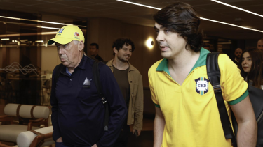 Carlo Ancelotti junto a Diego Fernandes en su arribo a Brasil.