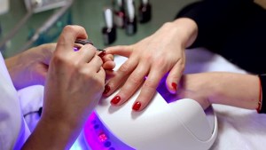 ¡Cuidado! Las lámparas de secado de esmalte de uñas cambian las moléculas de la piel: así lo explicaron expertos