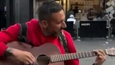 El exjugador Jonás Gutiérrez tocó la guitarra en las calles de Newcastle y sorprendió a todos