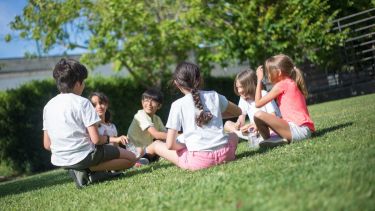 Entendemos que una infancia cuidada es aquella con tiempos y espacios para jugar garantizados por personas adultas responsables. 