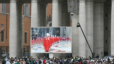 El papa tiene varias funciones.