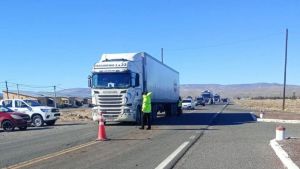 Camiones varados por el cierre de Pino Hachado y la «acumulación de nieve»: este martes reabrió el paso entre Neuquén y Chile