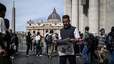 León XIV ofició su primera misa como papa a la espera de pistas sobre su conducción de la Iglesia
