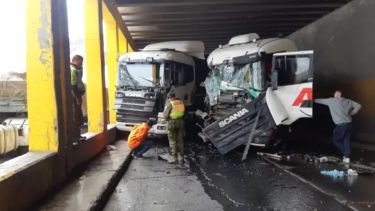 Brutal choque entre camiones en Chile, cerca del paso fronterizo más usado: tránsito suspendido