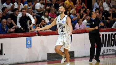 Sebastián Bernasconi y todo Atlético Regina saben de milagros y van por más ante el Rojo de Zárate. (Archivo Matías Subat)