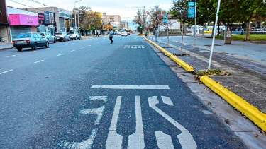 Indemnizarán a pasajeros de un colectivo de Neuquén, tras un choque con el Tren del Valle