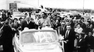 El saludo de De Nevares al llegar a Neuquén - Foto: Grupo en Facebook Neuquén en el Ayer.