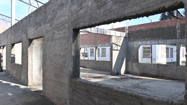 La obra de la Escuela Laboral 6 de Bariloche está abandonada hace años. Se reactiva la licitación para terminarla. Foto: Chino Leiva