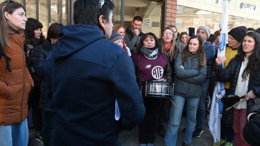 Por una millonaria deuda, médicos de Bariloche cortan la atención a la obra social de los estatales