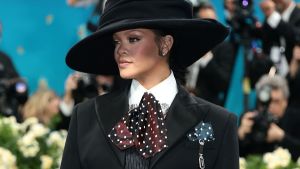 Rihanna anunció que está esperando a su tercer hijo con un excéntrico look en la MET Gala 2025