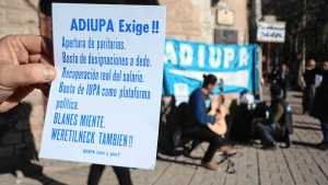 Adiupa llevó su protesta al centro de Roca por salarios y la regularización docente en el instituto de las artes