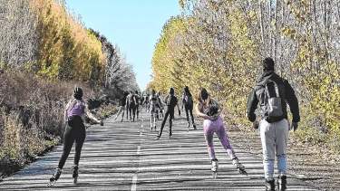 El otoño en el Alto Valle se aprecia patinando. Fotos: gentileza. 