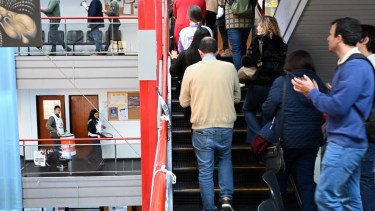 En la capital provincial hubo una asamblea informativa y luego una marcha por el interior del edificio. Fotos: Marcelo Ochoa.