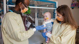 Un bebé recibe el primer tratamiento genético personalizado del mundo