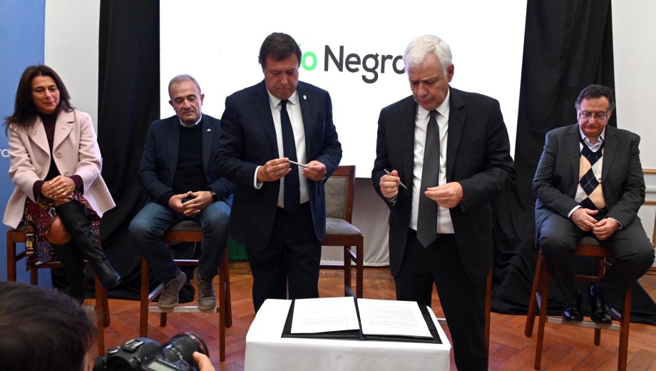 El 16 de mayo, Río Negro firmó la ejecución del proyecto VMOS con el consorcio petrolero, previéndose el desembolso un bono  inicial de 60 millones de dólares. Foto : Marcelo Ochoa