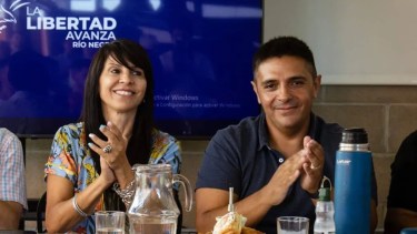 Villaverde y Julián Goinhex, de la conducción provincial de La Libertad Avanza.