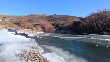 El Río Pichileufu, a 60 kilómetros de Bariloche congelado. Foto: gentileza