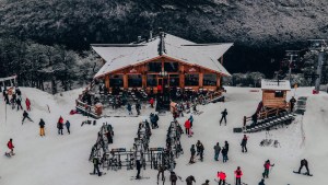 Esquiar en el cerro más austral del mundo: Cerro Castor abrió la temporada 2025