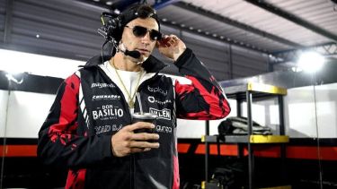 ¿Todo controlado, Dibu? El arquero de la Selección Argentina, atento a los movimientos de su hermano en la pista. (ACTC)