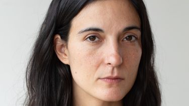 «¿Por qué son tan lindos los caballos?», un novela de madres, hijas, el cuidado y la memoria