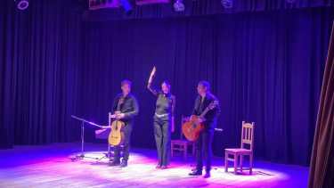 De la Rosa en escena. Luján Vidal, entre los guitarristas Pablo Raymundo y Nicolás Barros. El trío no se presentaba desde 2023.