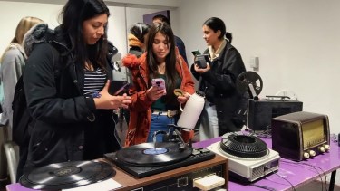 Música “a la antigua”: habrá expo en Roca para volver a escuchar y grabar como antes
