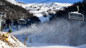 Las bajas temperaturas y la humedad garantizan la fabricación de nieve en el cerro Catedral