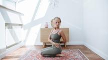 Imagen de Ejercicio después de los 50: tres rutinas suaves para mantenerte activo en invierno sin ir al gimnasio