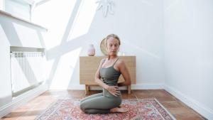 Ejercicio después de los 50: tres rutinas suaves para mantenerte activo en invierno sin ir al gimnasio