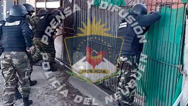 El hombre detenido en Neuquén había instalado cámaras. (Policía)