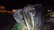 Imagen de Brutal vuelco sobre Ruta 237 en Neuquén: la única persona a bordo de una combi se salvó de milagro