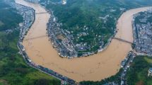 Imagen de Video | Caos en China: más de 80.000 evacuados, un puente derrumbado y edificios bajo agua por grandes inundaciones