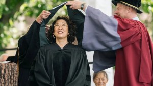 Ahora sí es la Dra Yang: Sandra Oh recibió un doctorado honorífico y bromeó: “Ahora soy doctora de verdad”